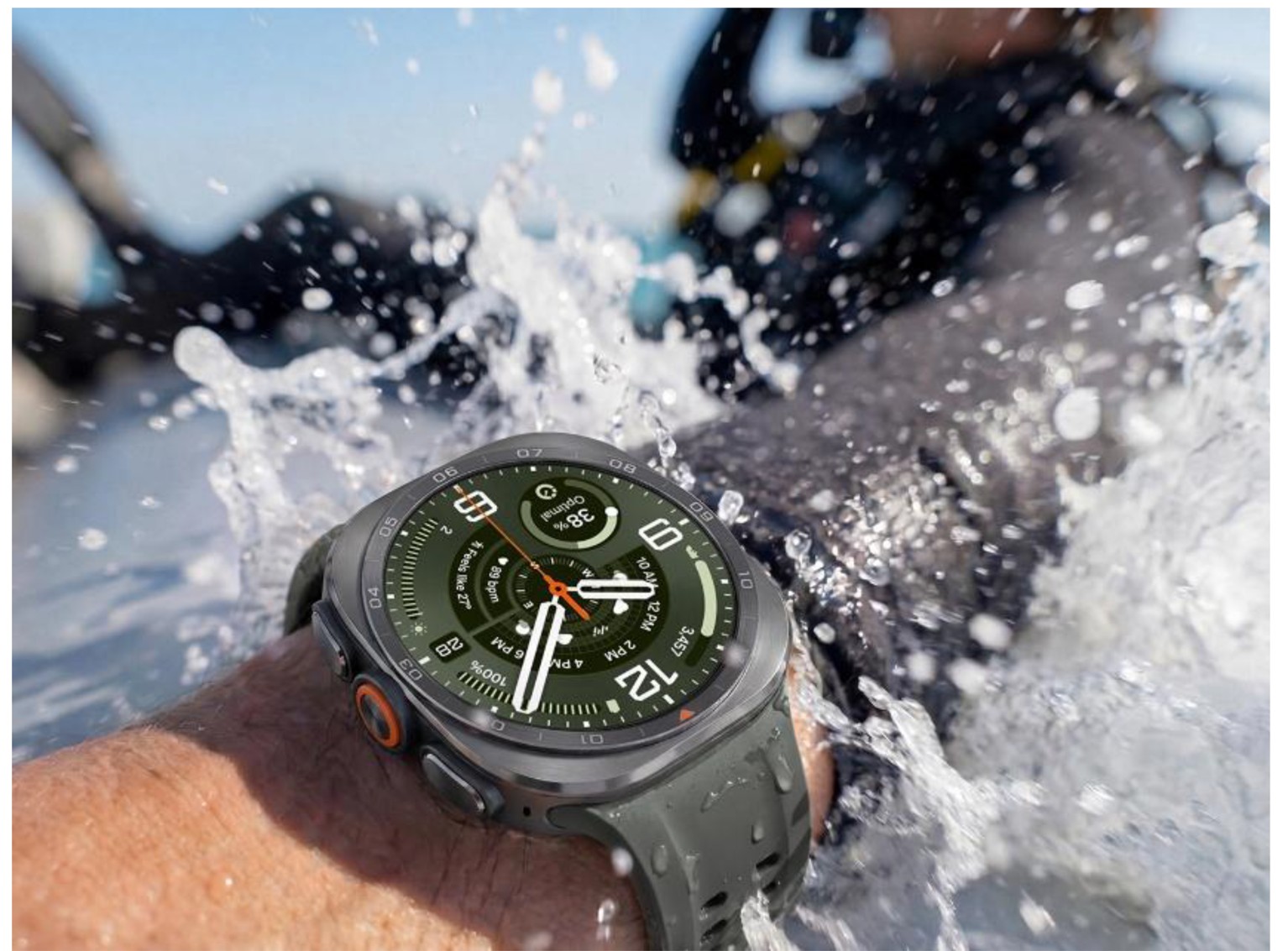 水しぶきの中でGalaxy Watch Ultra2を着けた、ダイビング・水中での使用イメージ