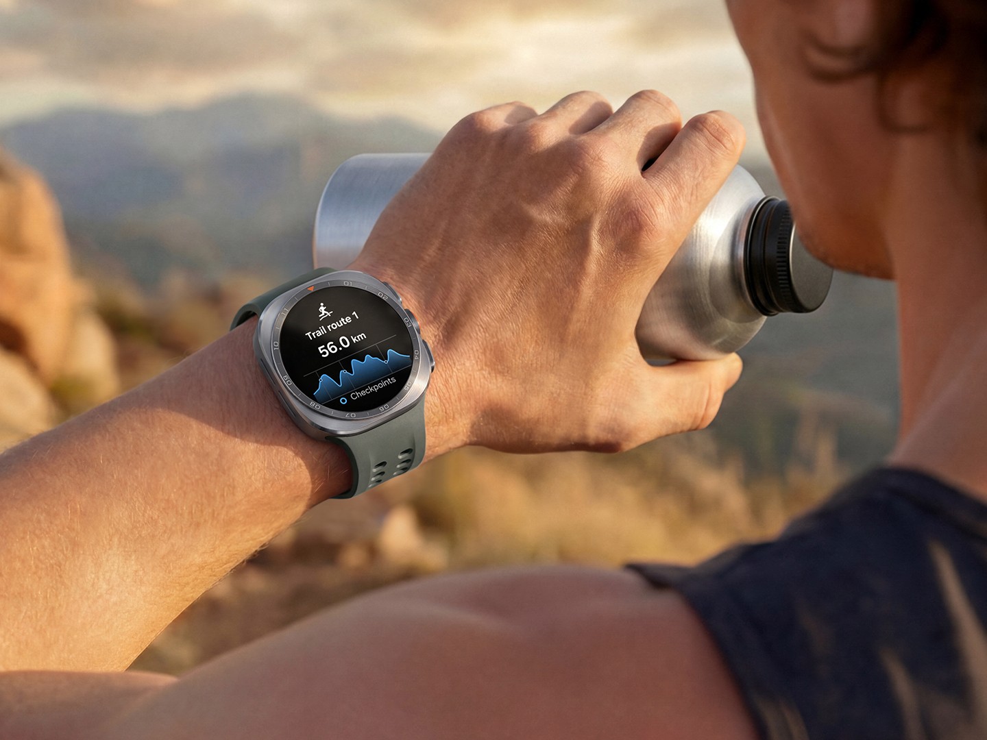 山岳トレイルでGalaxy Watch Ultra2を着けてトレイルランのルートを確認する使用イメージ