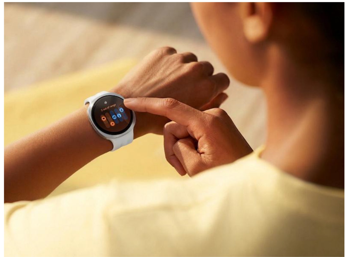 手首にGalaxy Watch9を着けて健康データを確認する使用イメージ