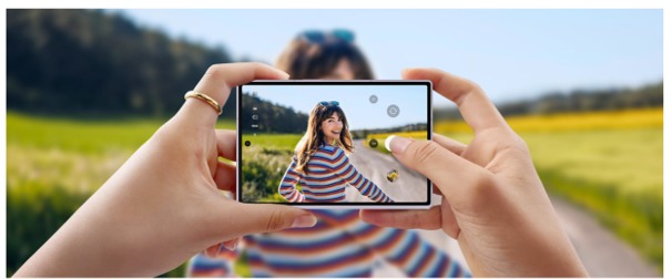 Galaxy Z Fold8 Ultraで屋外の人物を撮影する使用イメージ
