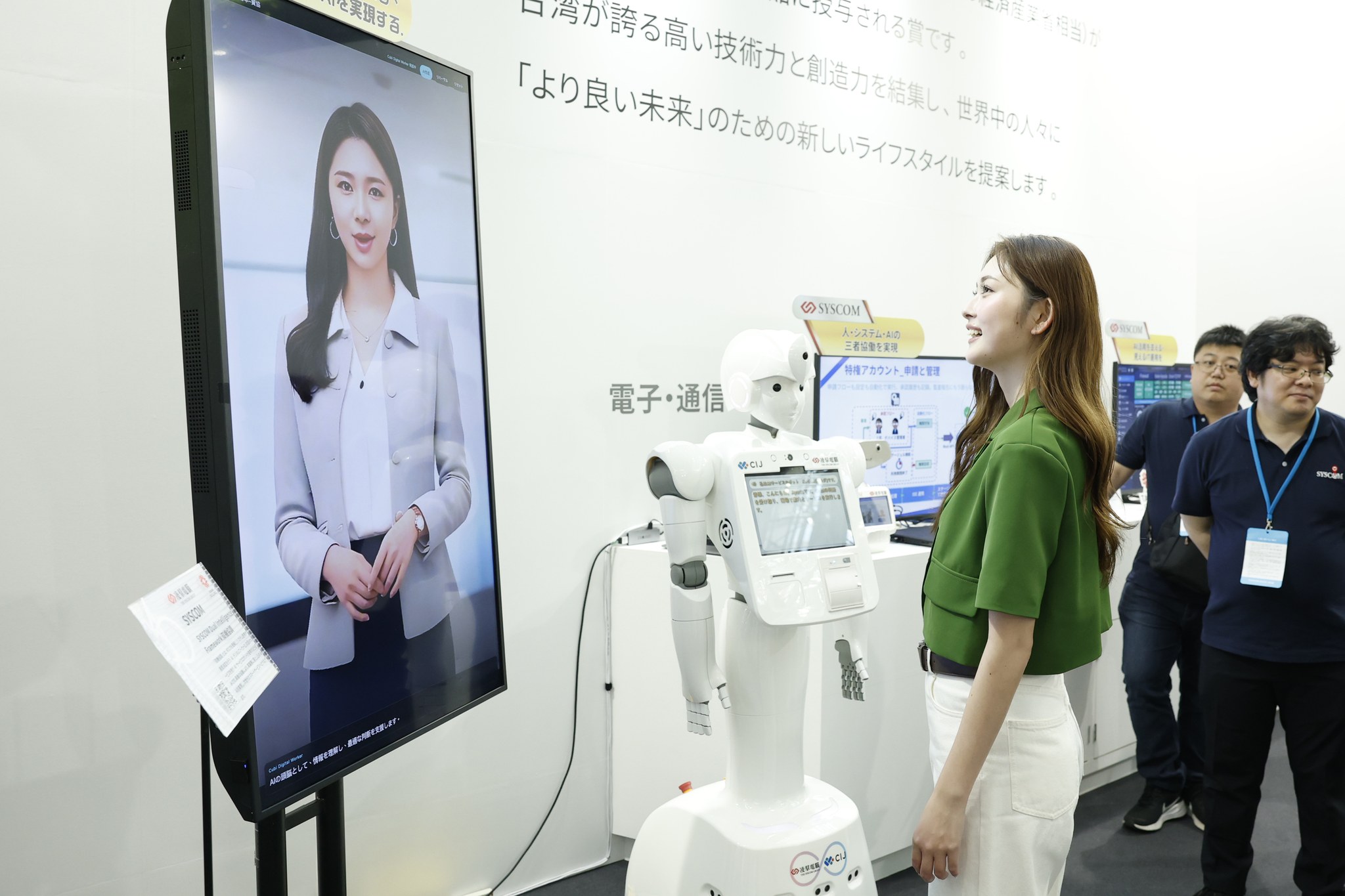 電子・通信エリアで披露されたAIサービスロボットとAIデジタルワーカーのデモを見るゆうちゃみさん