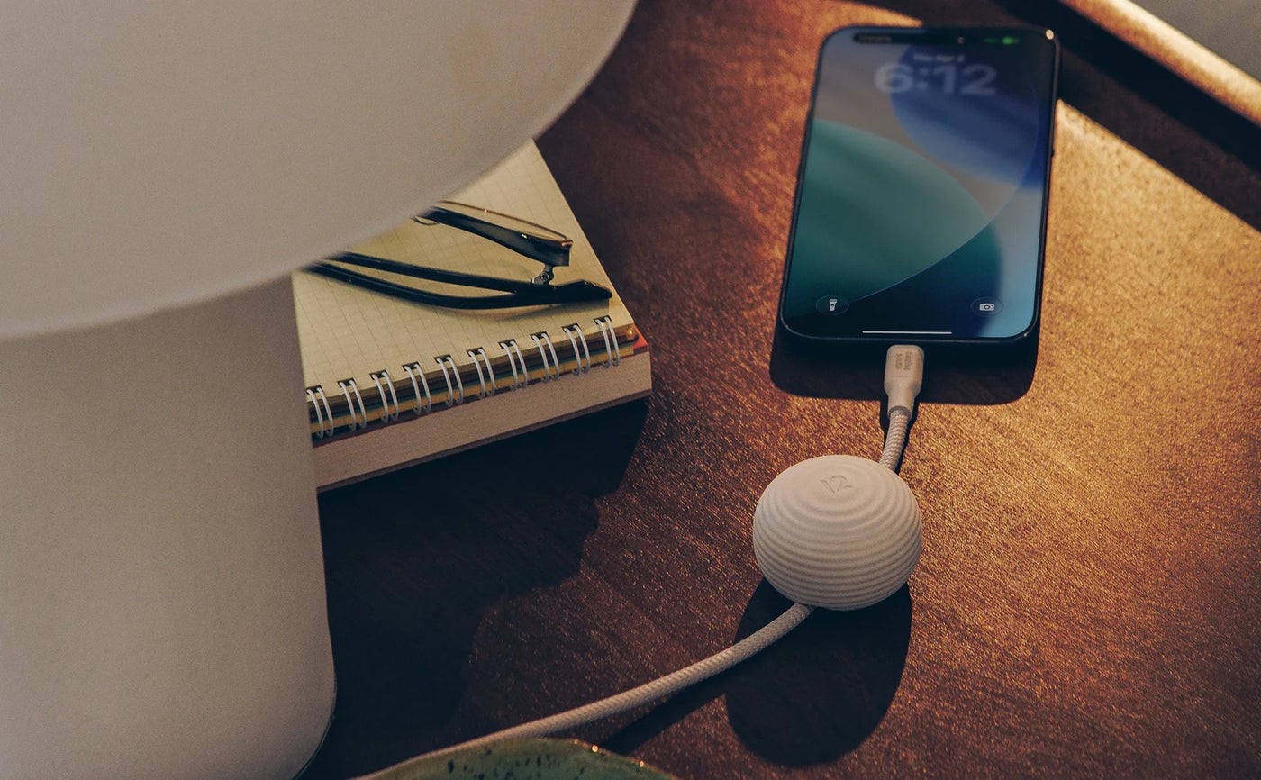 ナイトスタンドでスマホの充電ケーブルを固定するTwelve South CableStay
