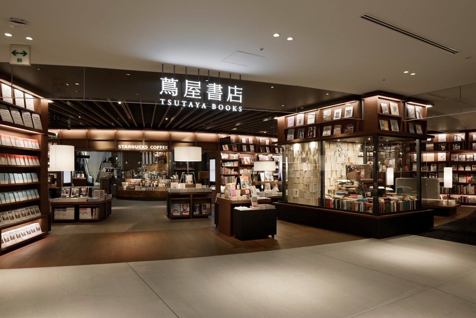 ルクア イーレ9階にある梅田 蔦屋書店の店内。書棚とショップがシームレスに並ぶ売り場