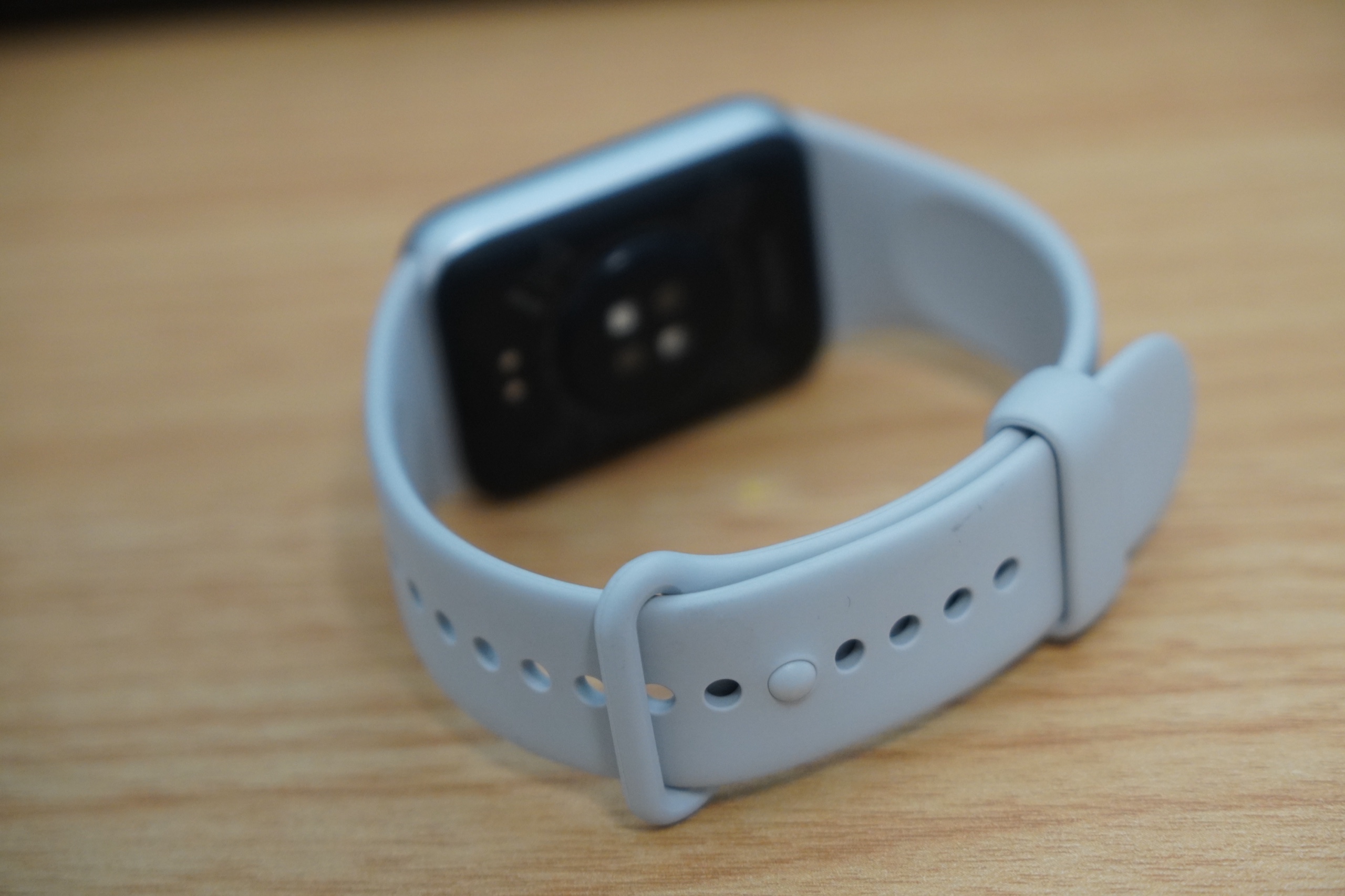 Xiaomi Smart Band 10 Pro の背面。心拍・血中酸素センサーと磁気充電の接点