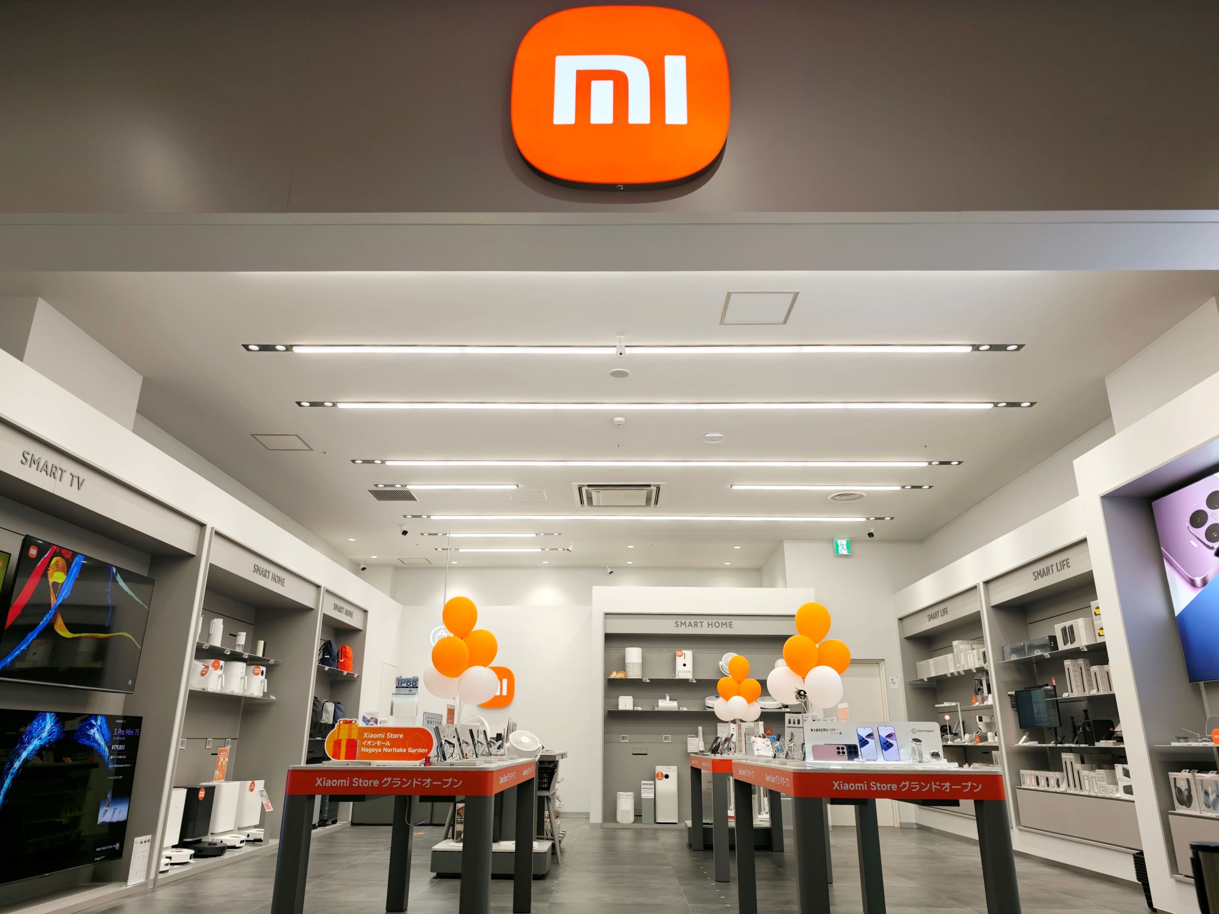 スマートフォンやスマート家電が並ぶXiaomi Store イオンモール Nagoya Noritake Garden店の店内