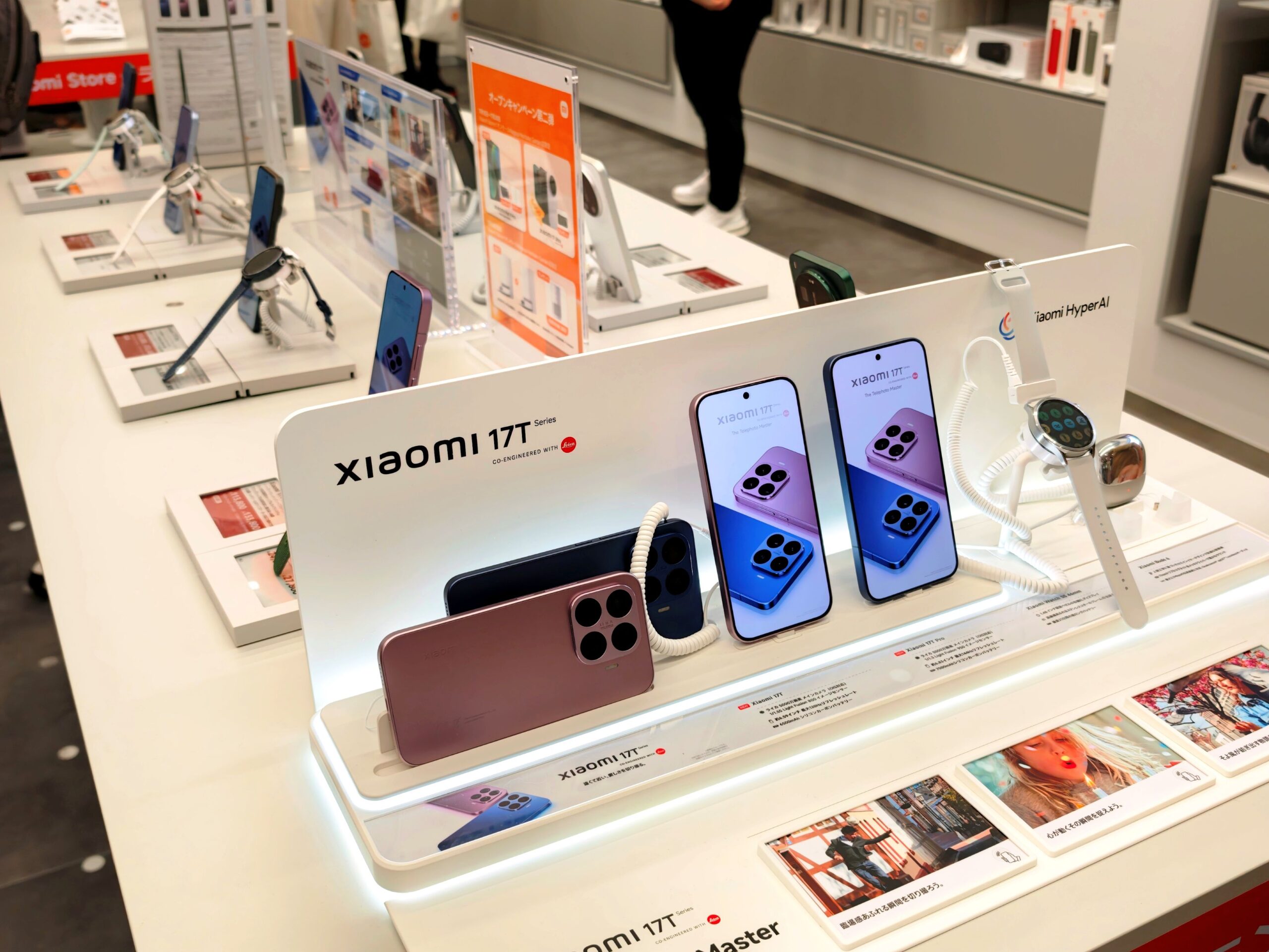 店内に展示されたXiaomi 17T Seriesのスマートフォンとスマートウォッチ
