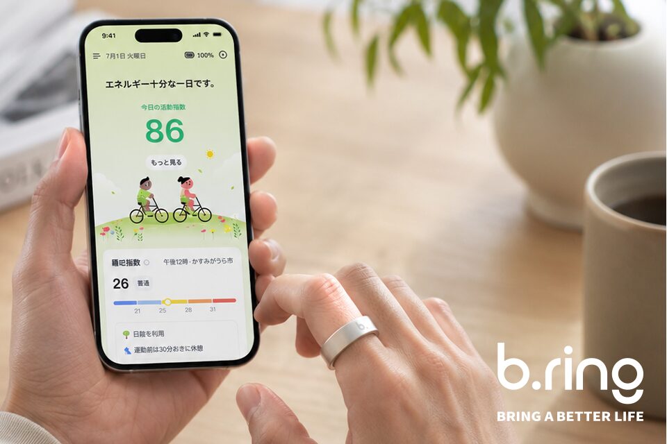 b.ringアプリApp 3.0の新しいホーム画面と、指に装着したb.ringスマートリング