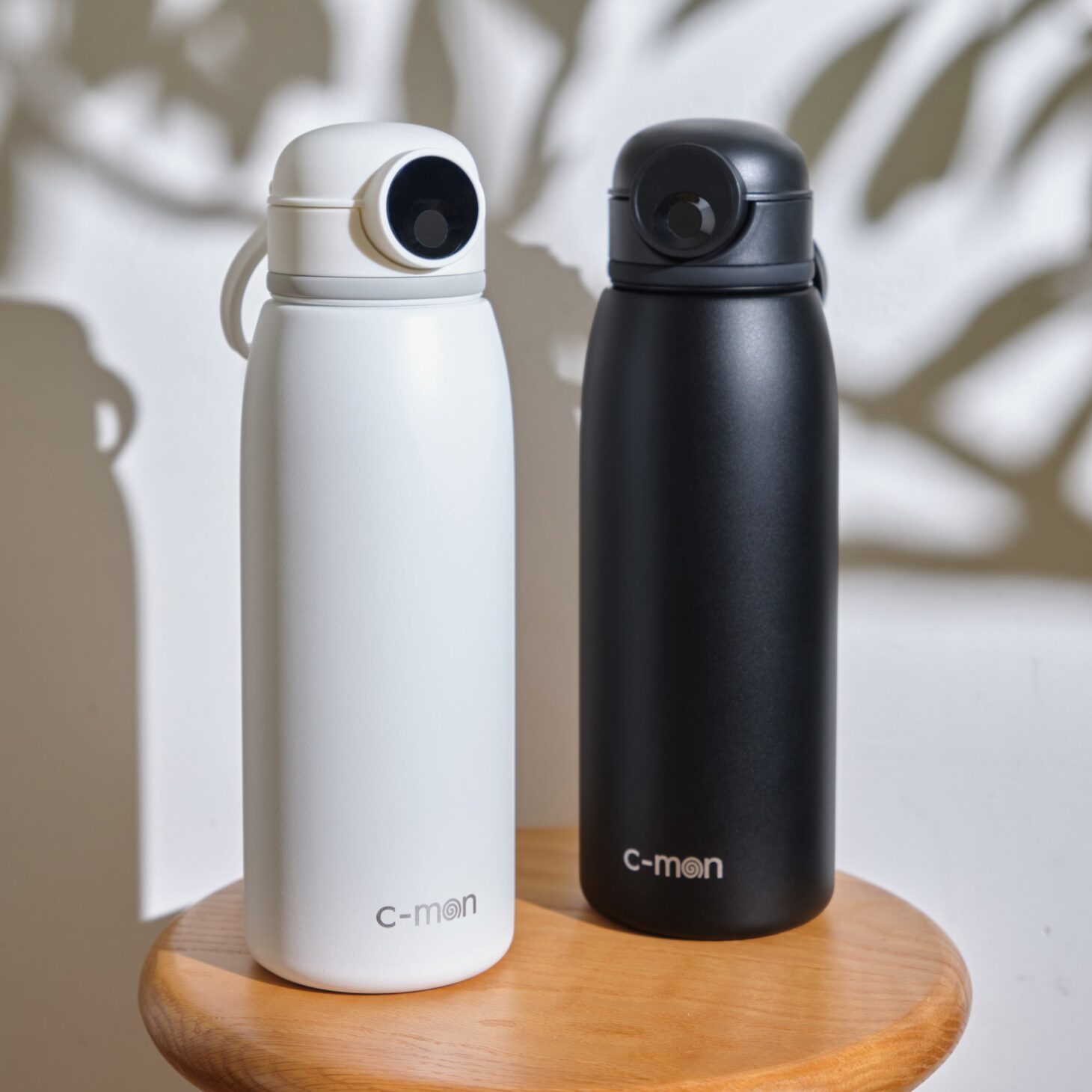 指紋認証ロック機能付きスマートボトル「c-mon」1,000mlモデル。マットブラックとピュアホワイトの2色