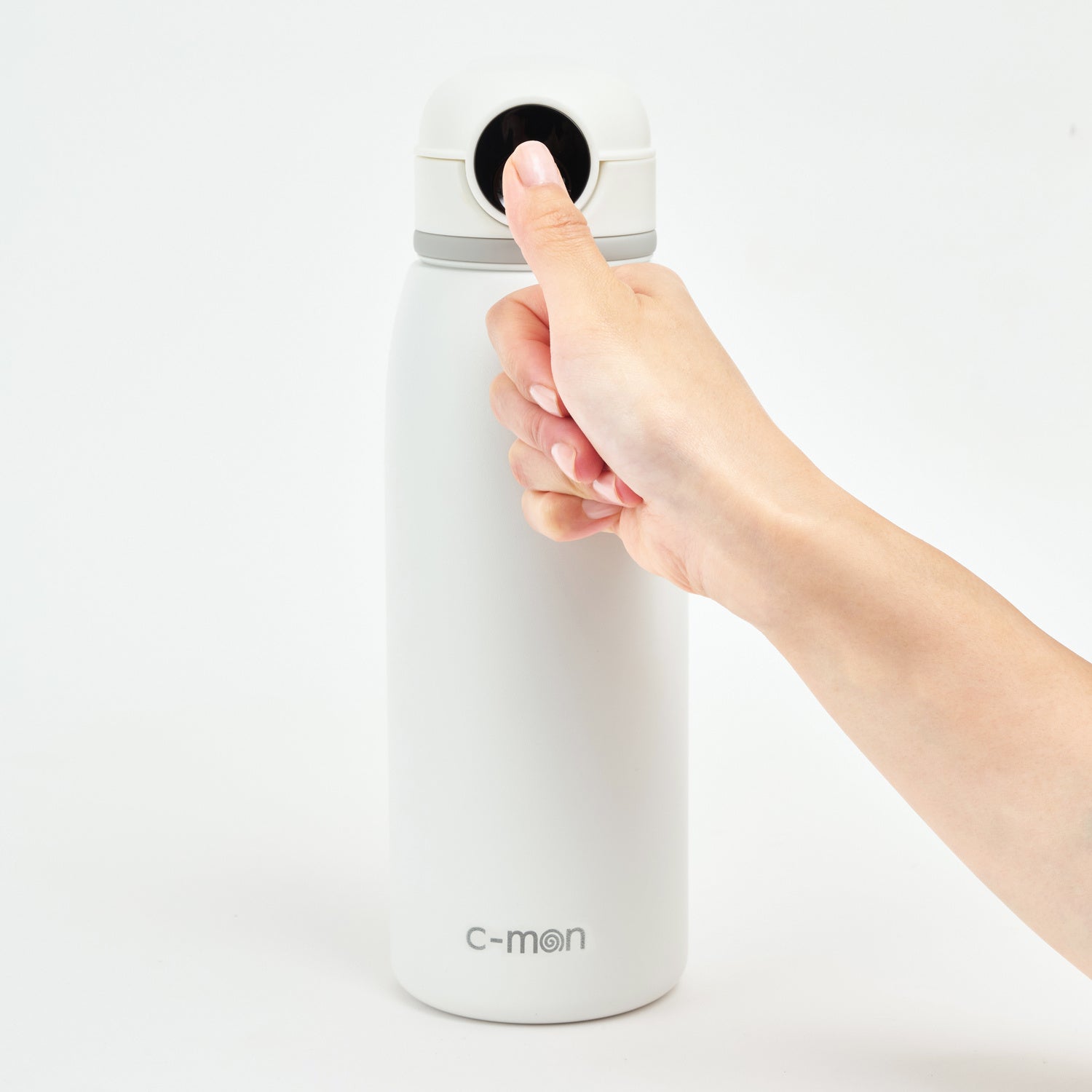 登録した指紋でロックを解除できるスマートボトル「c-mon」の指紋認証機能