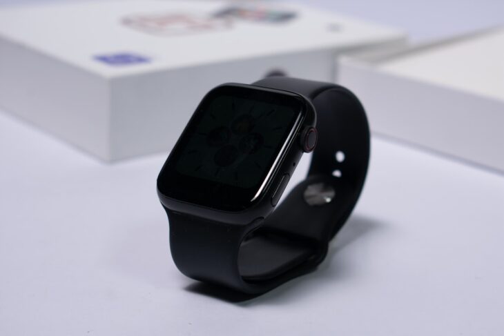 黒いスマートウォッチのイメージ画像。Galaxy Watch 9シリーズとUltra 2のリークを伝える記事のイメージで、実際の製品画像ではない。