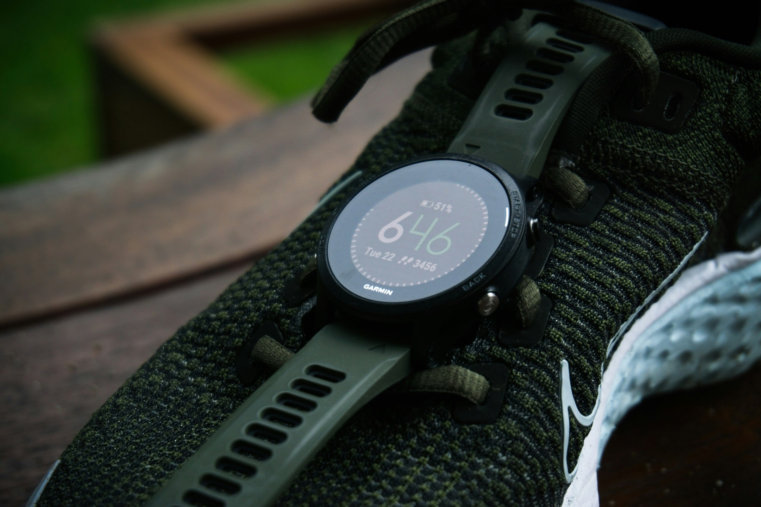 グリーンバンドのGarmin Forerunnerスマートウォッチ