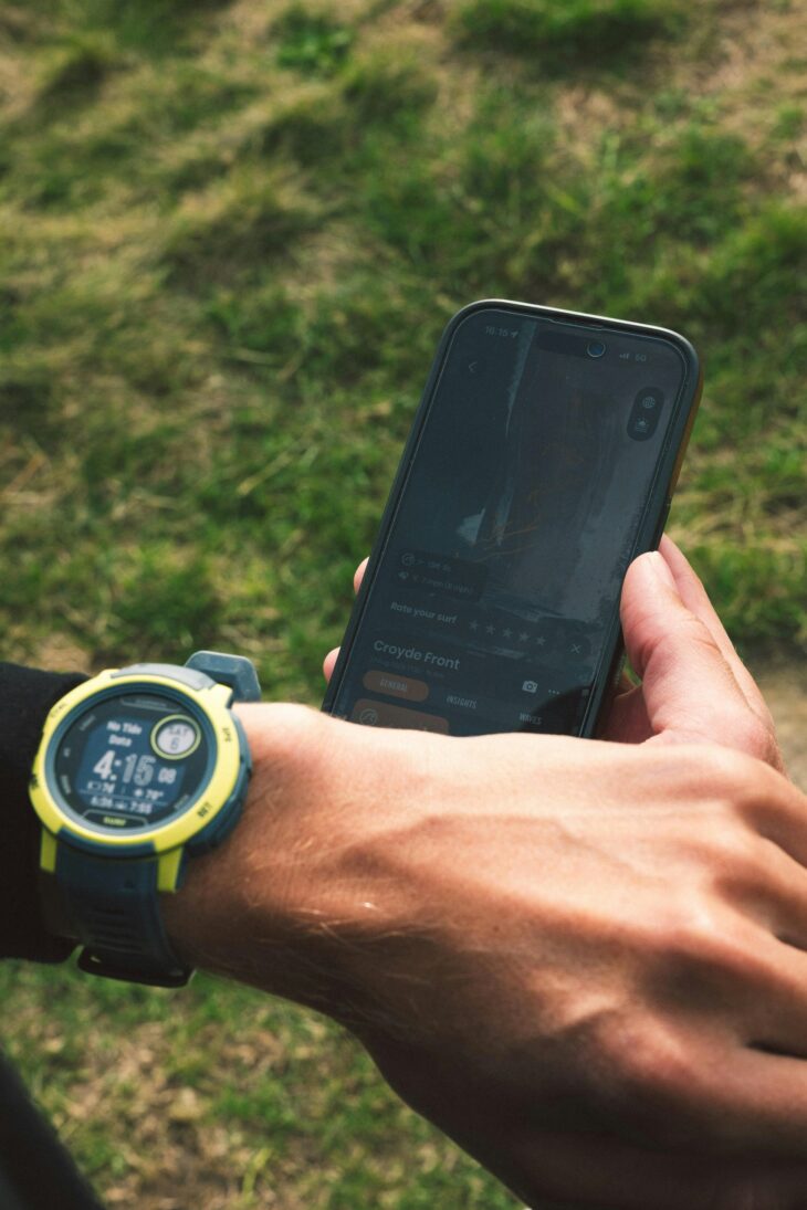 スマホと並ぶGarmin Instinctスマートウォッチ