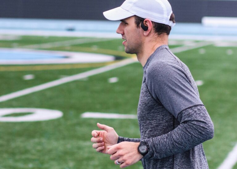 ランニング中にGarminスマートウォッチを装着した男性。GPSログの記録はバッテリー消費が大きい