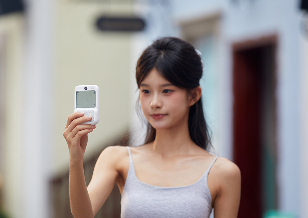 画面越しではなく被写体と向き合いながら撮影できるGodox C100の光学透明ファインダー。