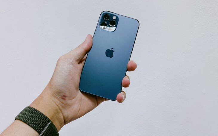 iPhoneを持つ手のイメージ画像。Apple Watchは写っていない。