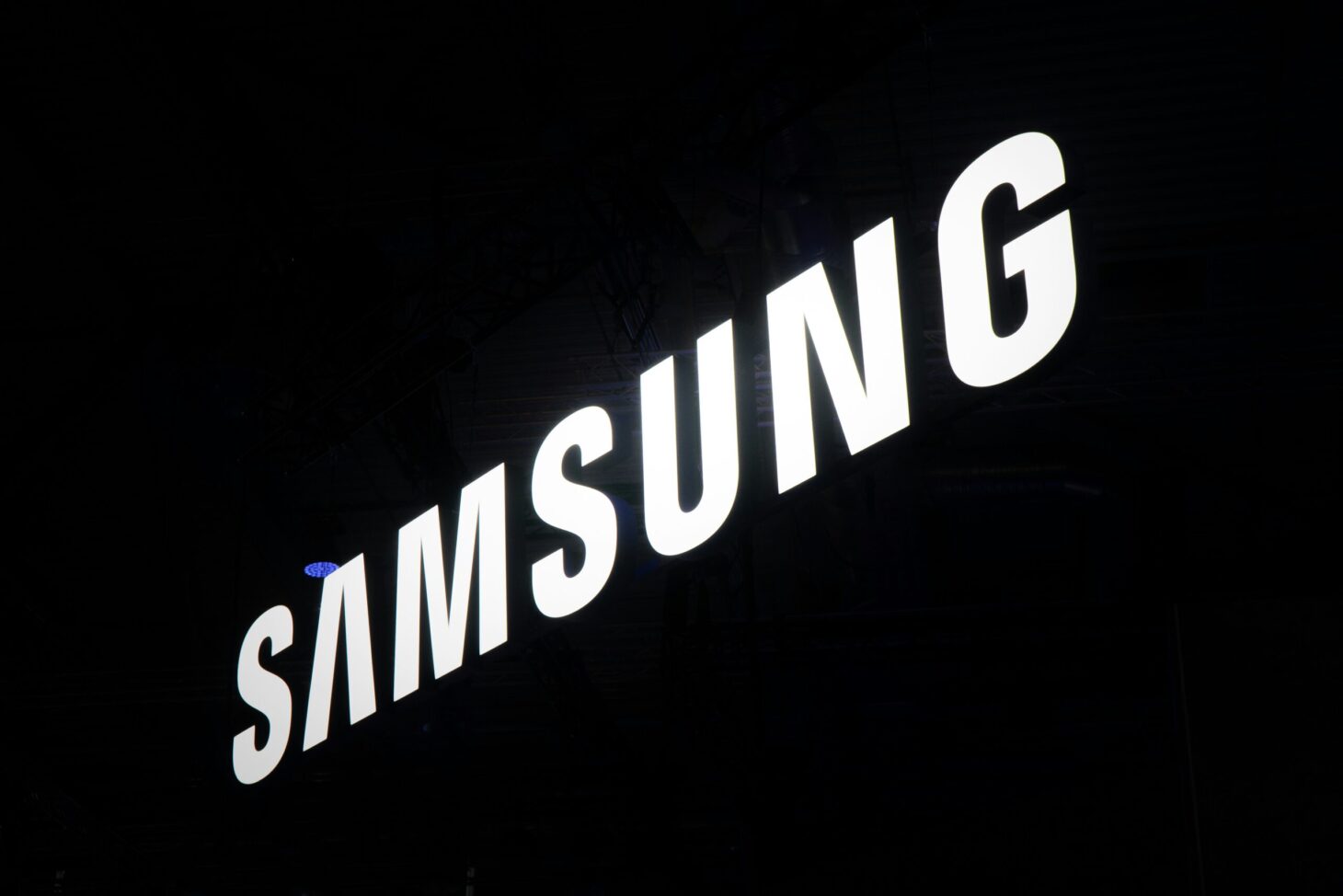 黒い背景に白いSamsungのロゴ。サムスンのウェアラブル戦略に関するニュースのイメージ