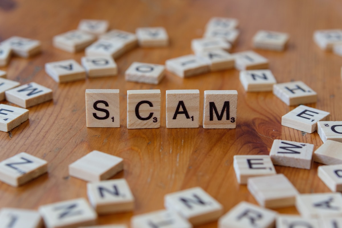 「SCAM(詐欺)」と並んだ文字タイル。なりすまし詐欺広告への対策を伝える記事のイメージ画像