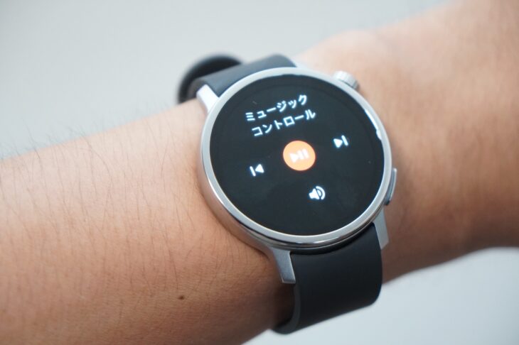 からだメイト Watchのミュージックコントロール画面。スマートフォン側で再生中のアプリを手元で操作できる
