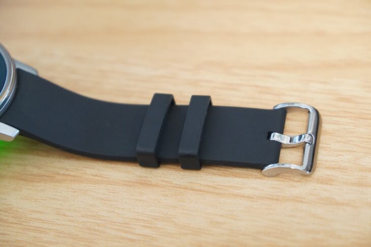 からだメイト Watchの付属バンドと尾錠のディテール。マットな加工が施されたシリコン素材