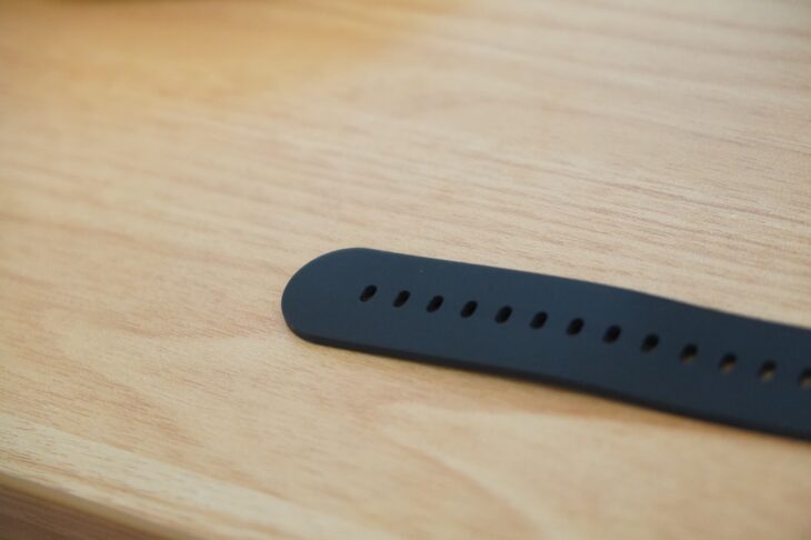 からだメイト Watchの付属バンドの穴部分。市販の20mm幅の腕時計用ベルトに交換できる