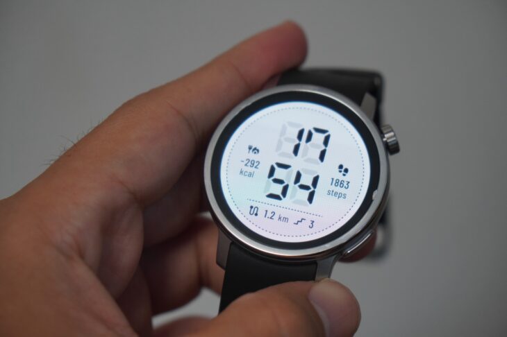 からだメイト Watchのデジタル表示のウォッチフェイス。時刻17時54分、カロリー収支マイナス292kcal、歩数1,863歩、距離1.2kmが一画面に並ぶ