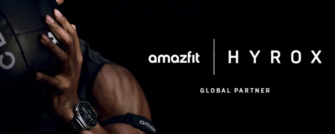 薄暗いジムでウォールボールに手をかけるアスリートの背後に、amazfitとHYROXのロゴおよび「GLOBAL PARTNER」の文字が重ねられたビジュアル