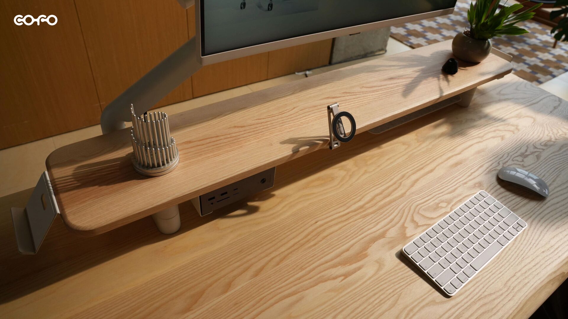 COFO Desk Shelfをナチュラル天板のデスクに設置した状態。シェルフ下にUSBハブが磁石で固定され、ペン立てが載っている