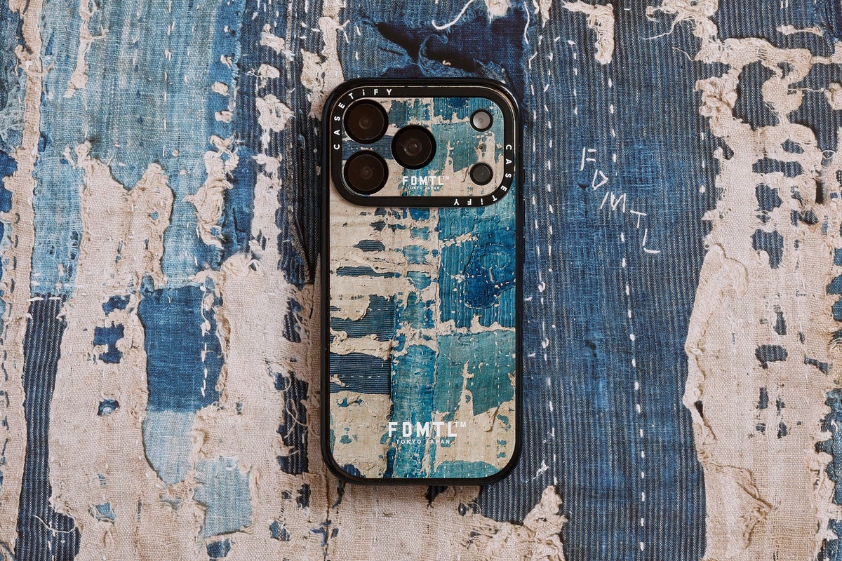色落ちしたインディゴのボロ生地の上に置かれた、同じくボロ柄をプリントしたFDMTL x CASETiFYのiPhoneケース