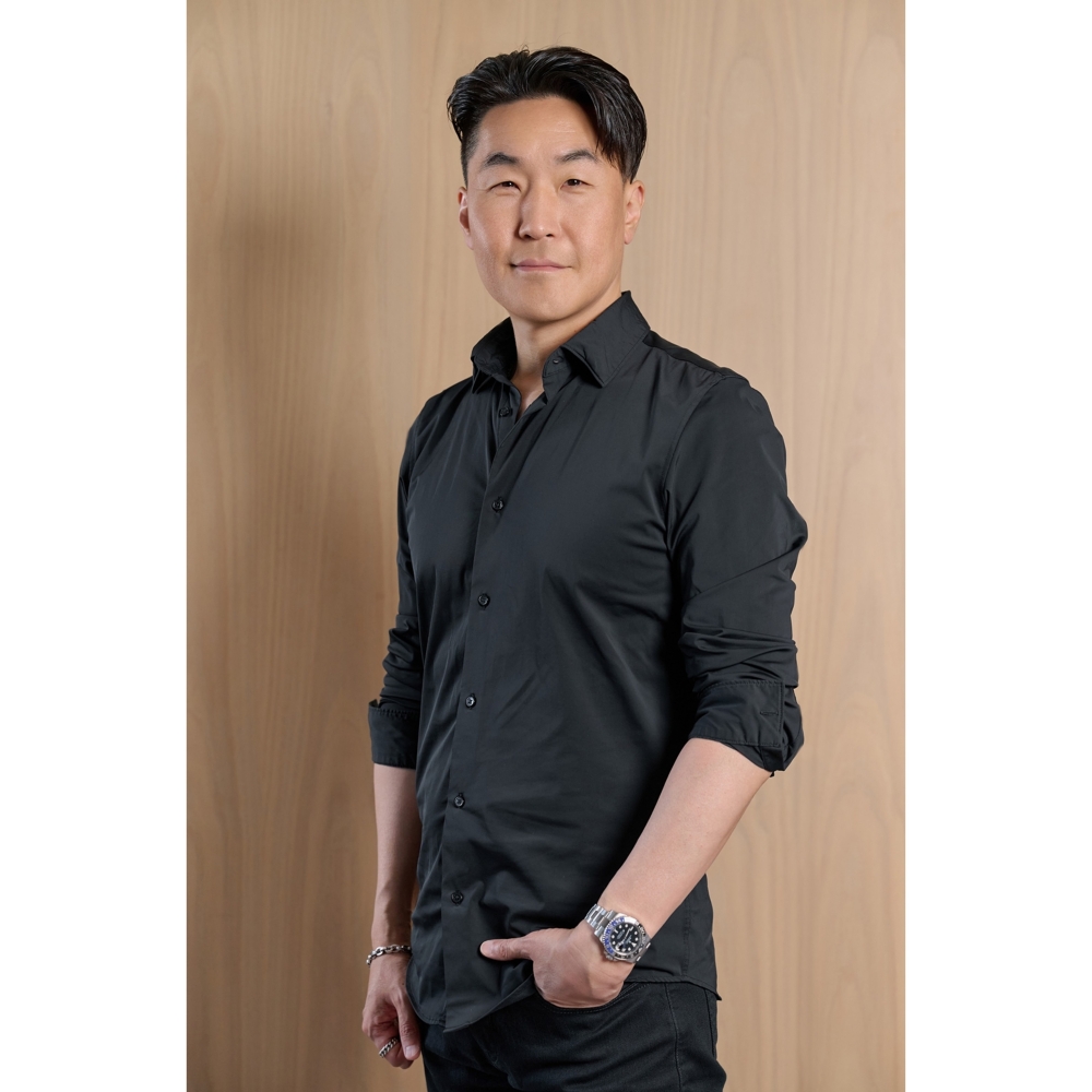 サムスン電子 副社長 兼 MX事業本部デザインチーム長Hubert Leeの全身に近いポートレート写真