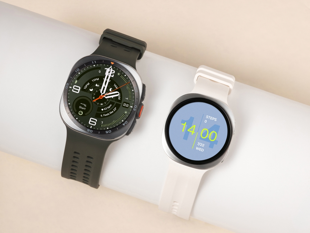 Samsung Galaxy Watch Ultra2とSamsung Galaxy Watch9を並べた製品写真。クッションデザインのボディが確認できる