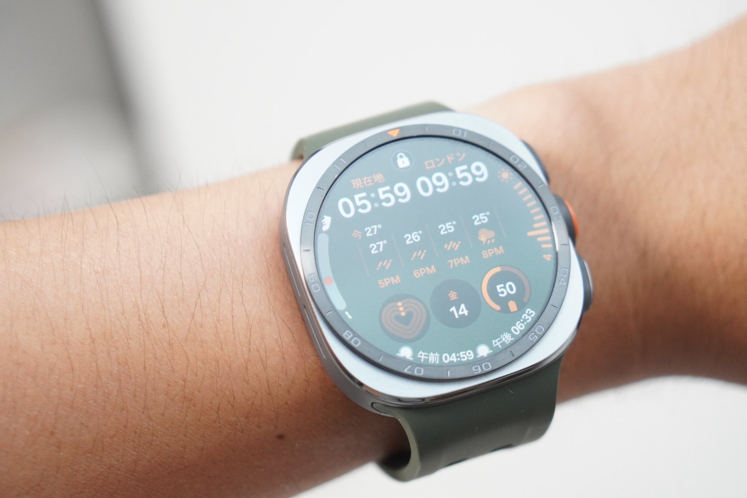 Galaxy Watch Ultra2の文字盤。自転車と徒歩で18,487歩を記録した日の午後5時58分の時点で、バッテリー残量は50%を示している。