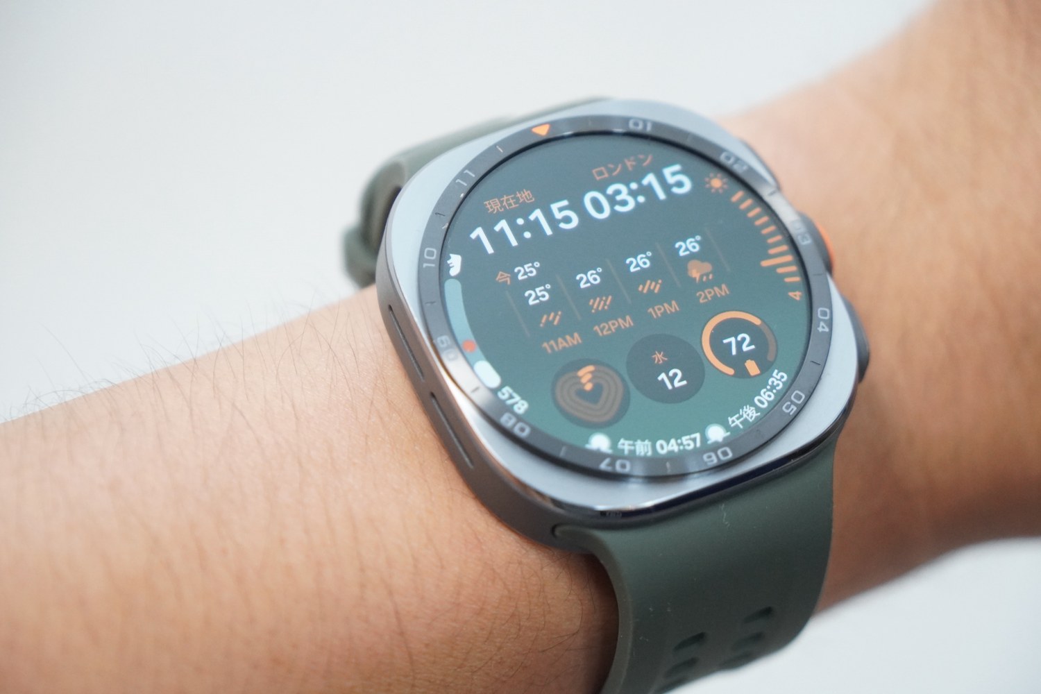 Galaxy Watch Ultra2を腕に着けた状態。文字盤の右下に電池残量72%が表示されている。61.5gという重さながら手首の上に自然に収まっている。