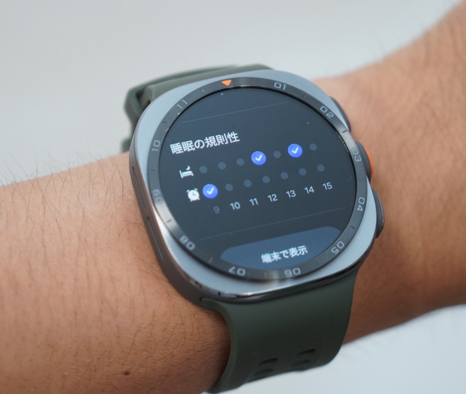 Galaxy Watch Ultra2の睡眠の規則性の画面。就寝と起床それぞれについて、7日分の点が並び、目標の時間帯に入った日に青いチェックが付いている。