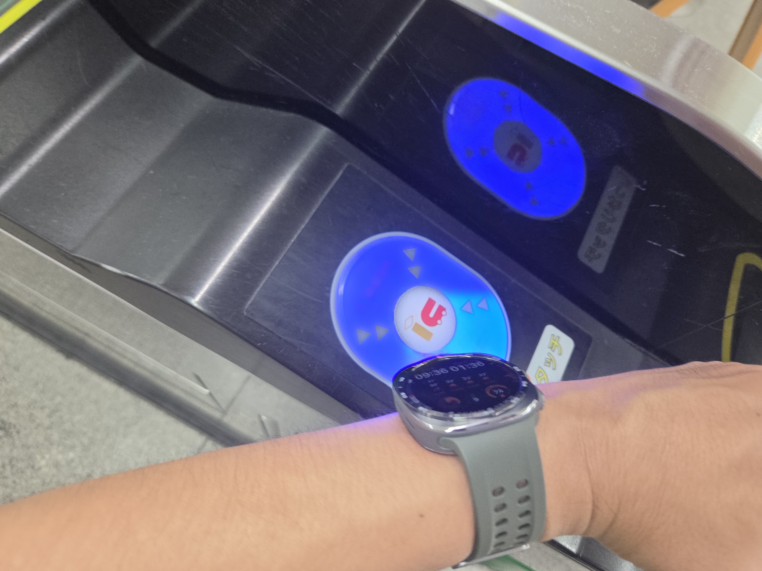 Galaxy Watch Ultra2を駅の自動改札のICリーダーにかざしているところ。腕時計だけで改札を通れる。
