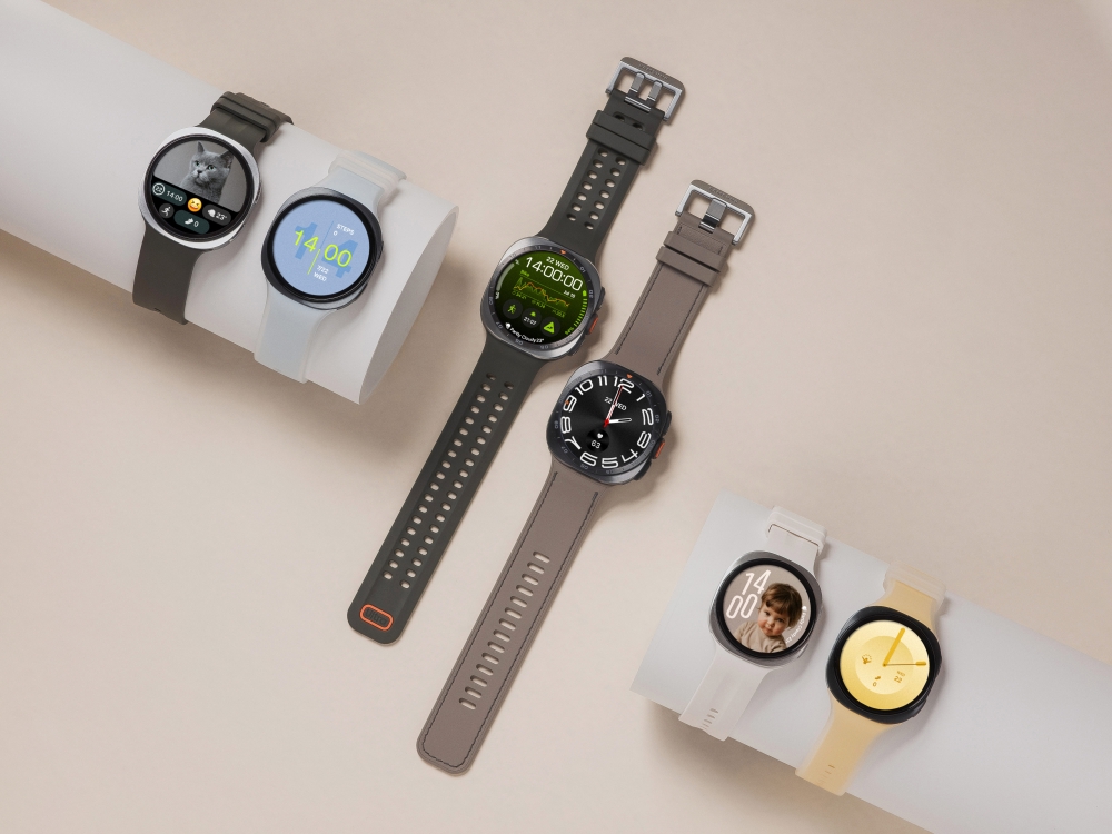 Samsung Galaxy Watchの複数モデルとバンドのバリエーションを並べて上から撮影した写真