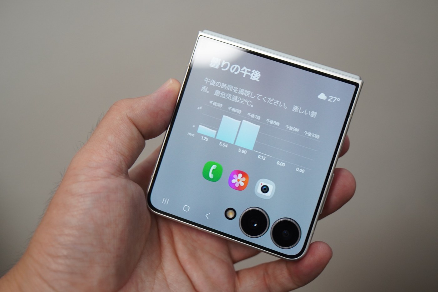 Galaxy Z Flip8を開いて手に持ち、Now Briefの画面を表示しているところ。アプリの起動と画面の切り替わりが速い。
