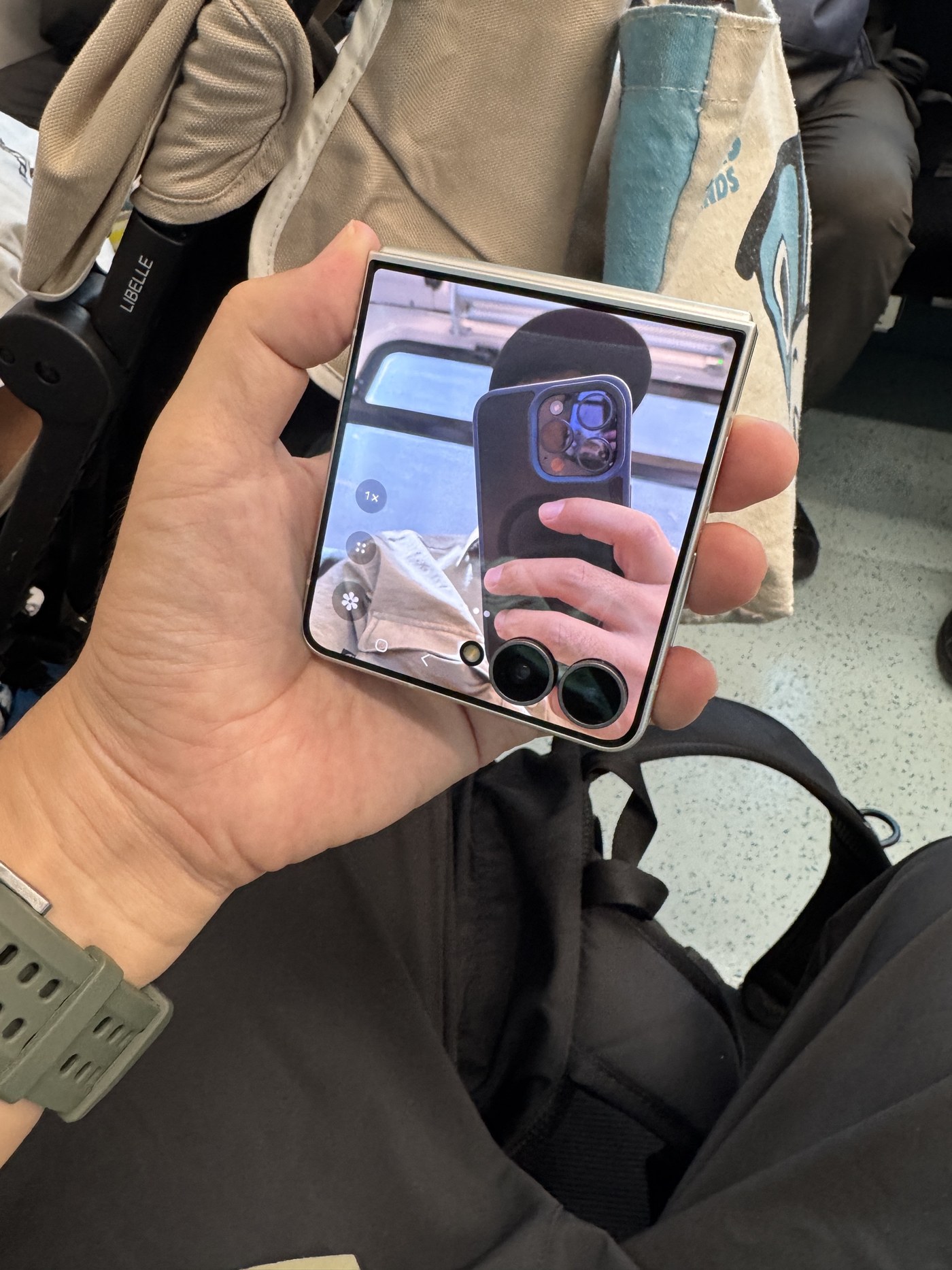 Galaxy Z Flip8を閉じたまま構え、カバー画面に撮影プレビューを表示しているところ。撮られる側が自分の写りを確認できる。