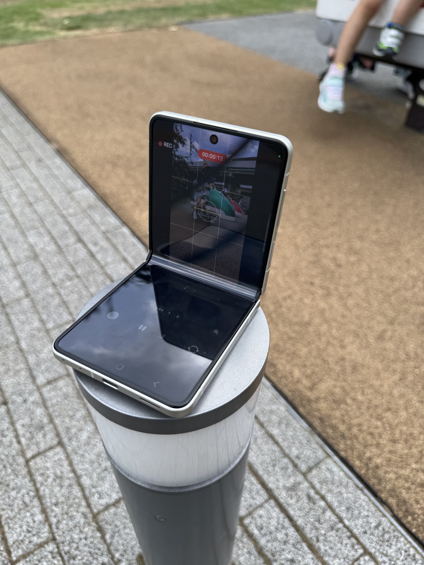 Galaxy Z Flip8をカメラ中心にレビュー｜折って自立する「フレックス