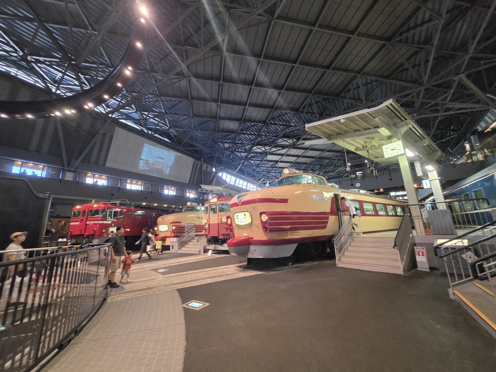 Galaxy Z Flip8で撮影した作例。鉄道博物館の大展示ホールに並ぶ国鉄型車両を、天井まで入る広い画角で捉えている。
