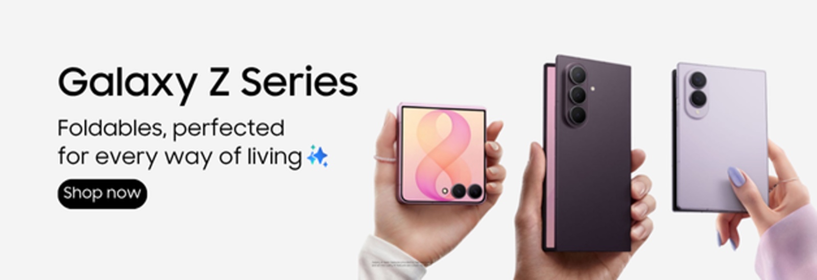 Galaxy Z Seriesの3モデルを手に持ったラインアップバナー。Flip8のカバー画面、Fold8とFlip8の背面カメラが見える