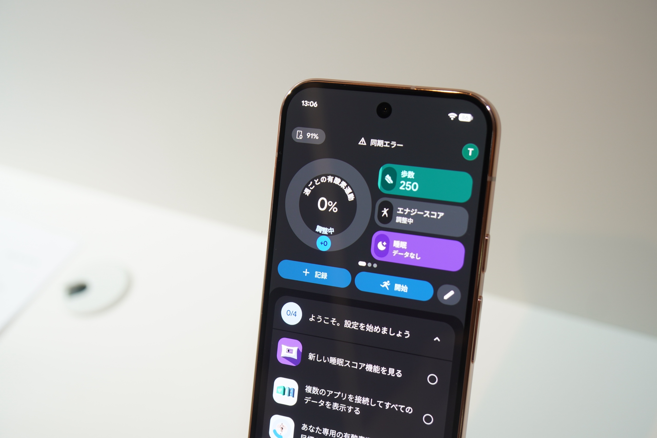 Pixel のスマートフォンに表示された Google Health アプリのホーム画面。歩数やエナジースコア、睡眠のカードが並んでいる