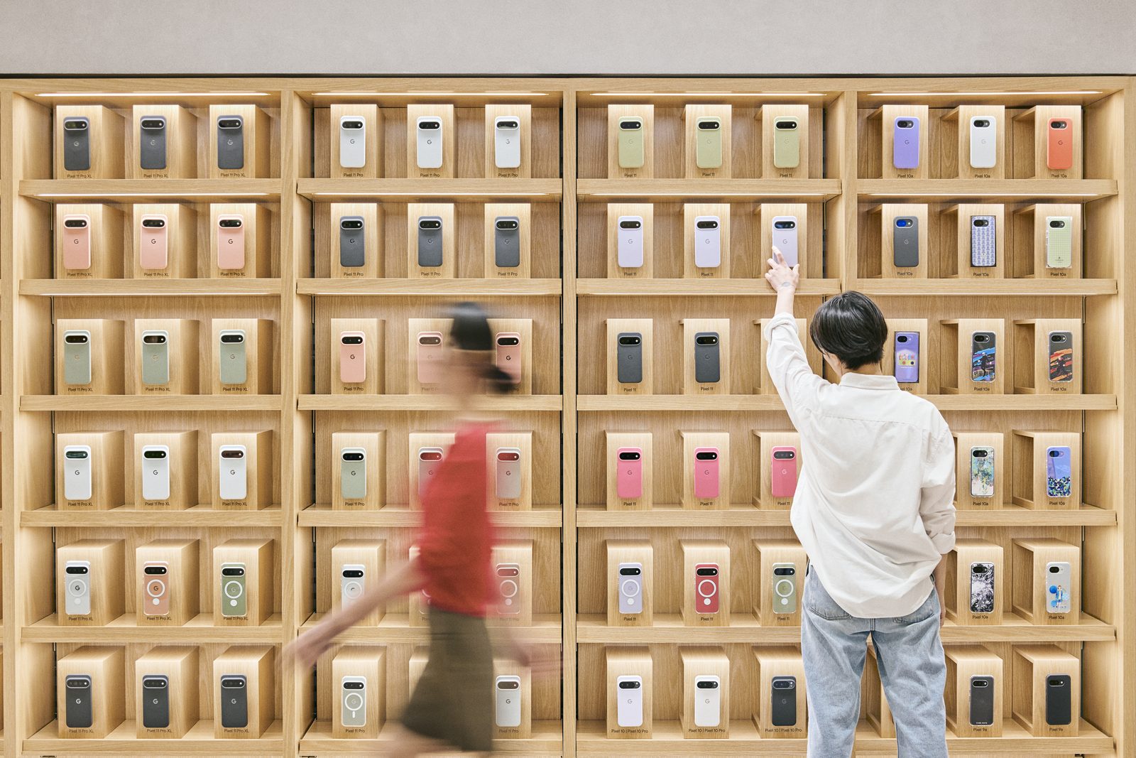 Google Store 表参道1階のPixel用ケースがずらりと並んだ壁面