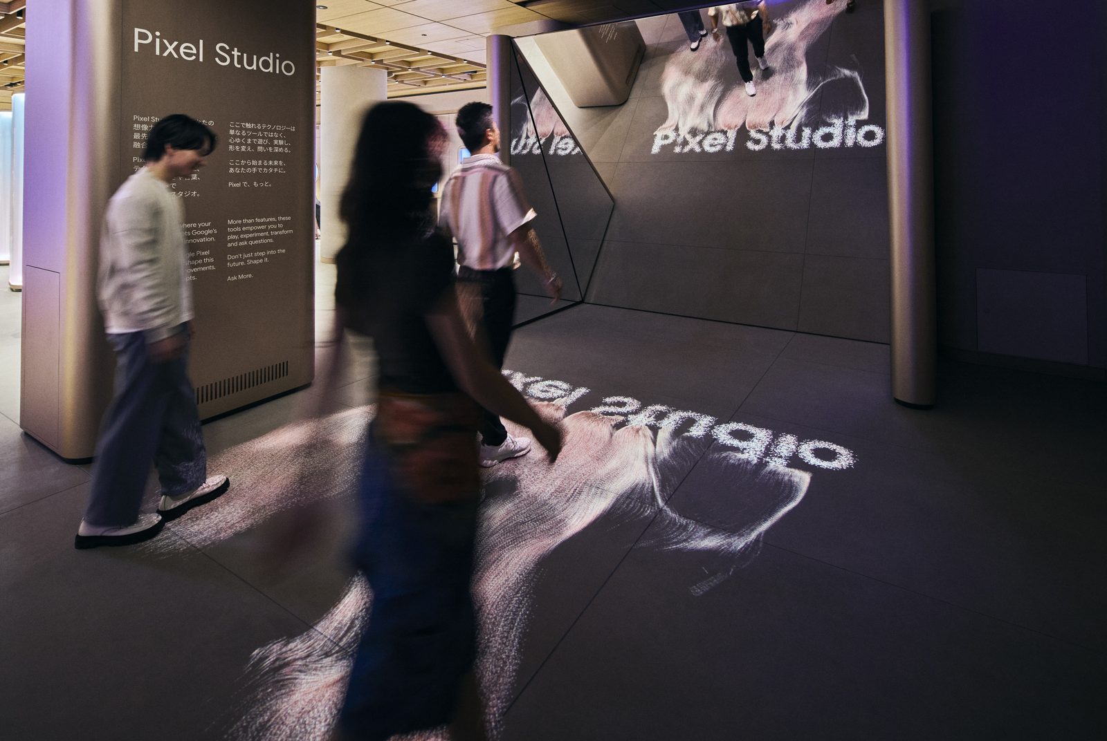 Google Store 表参道2階のPixel Studio入口。床と壁に光の演出がされている