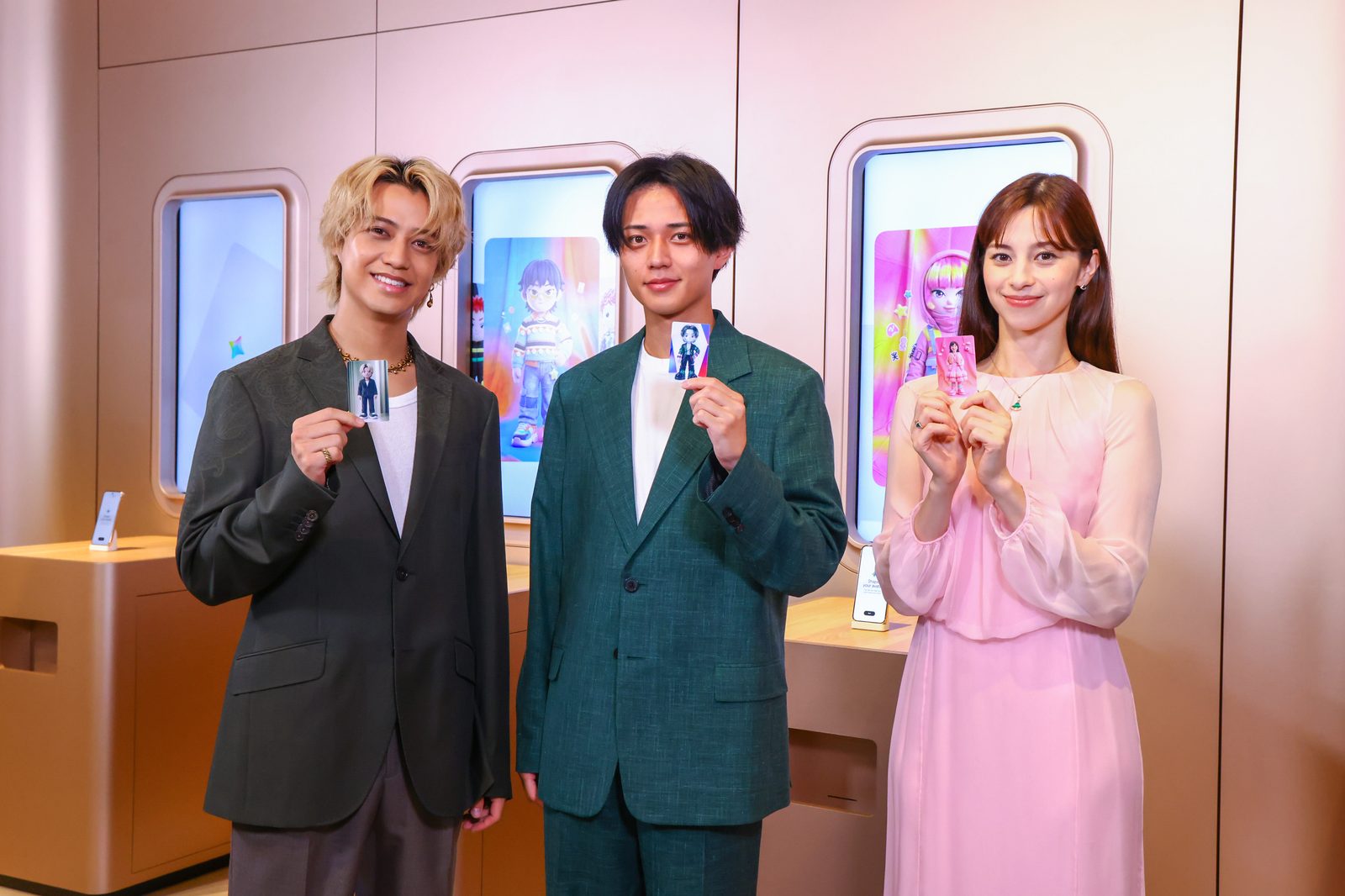 生成したアバターのカードを手に持つゲスト3人