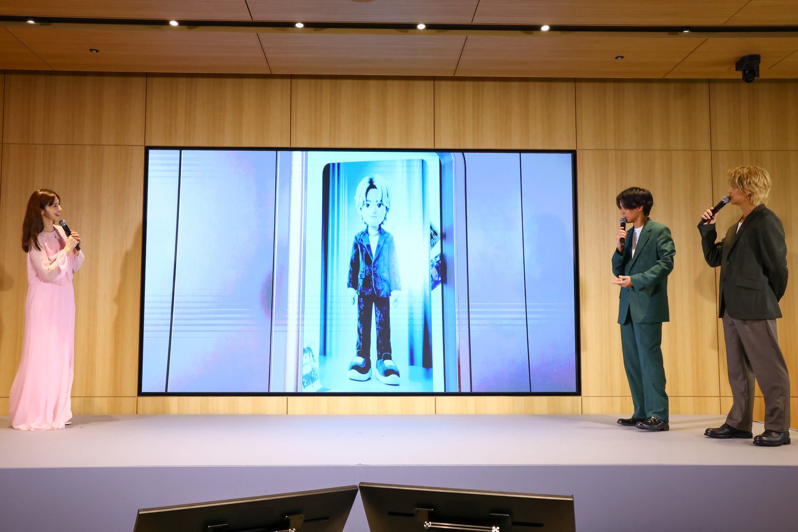 ゲストトークセッションでアバター生成の画面を見ながら話すゲスト3人