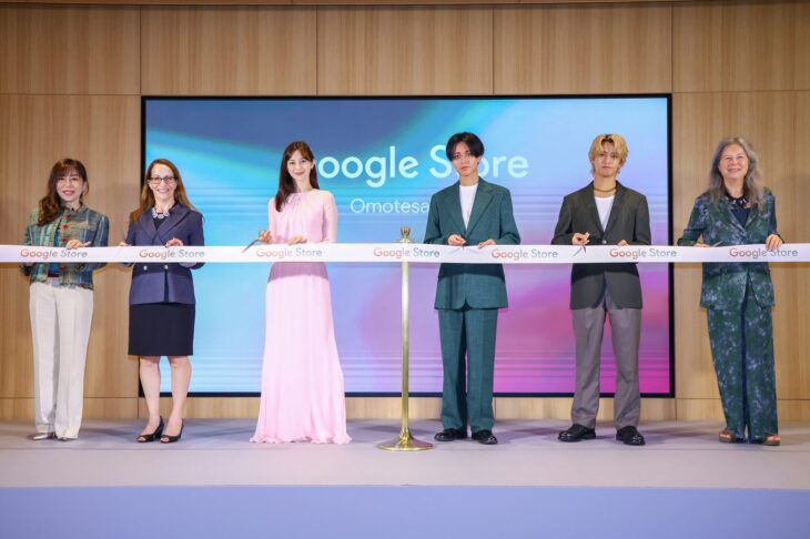 Google Store 表参道のオープニングイベントで登壇者6人がテープカットを行う様子