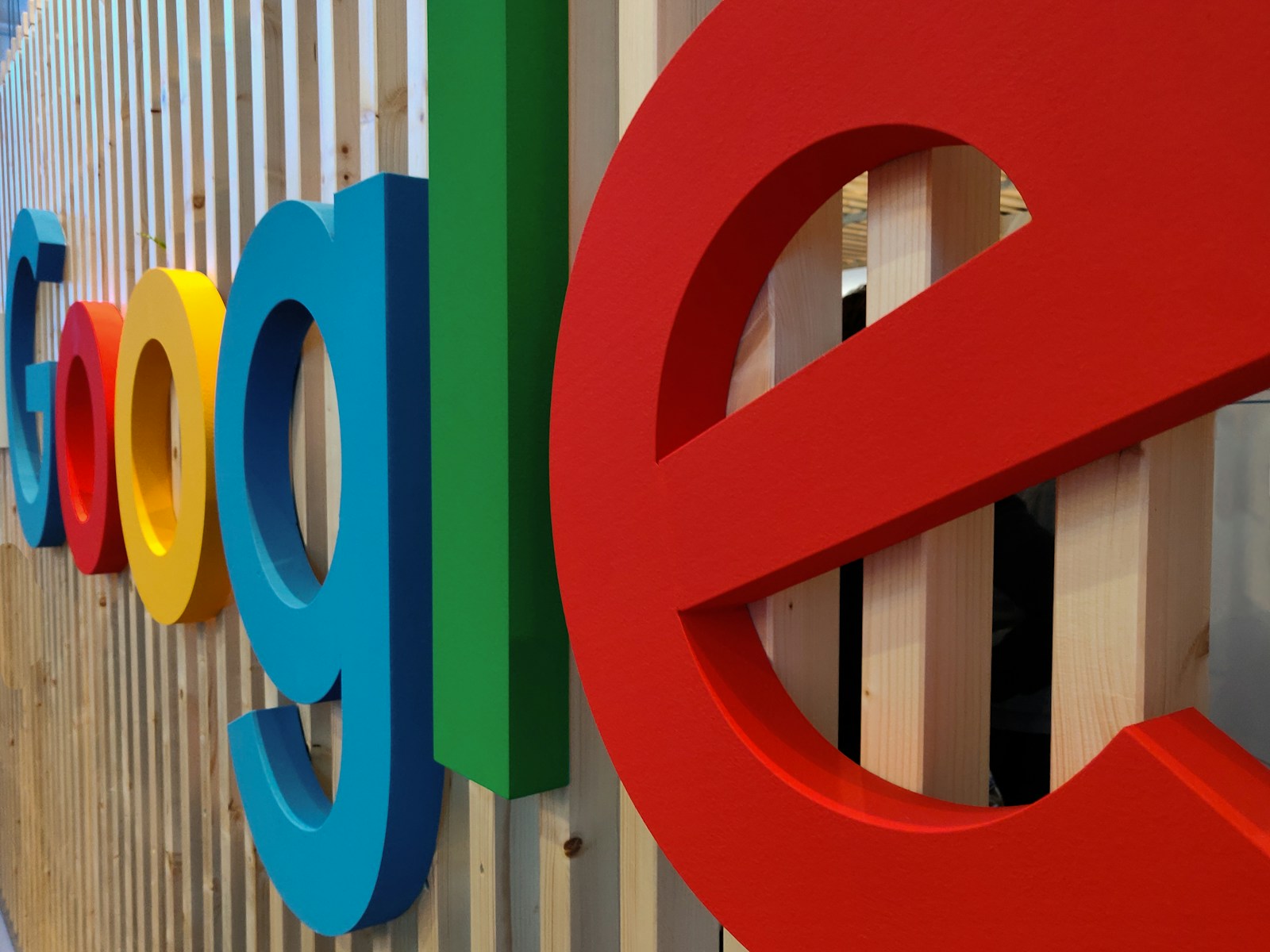 Googleのロゴのイメージ画像。FCC登録から浮かんだGoogleの新型フィットネストラッカーを扱う記事のイメージ