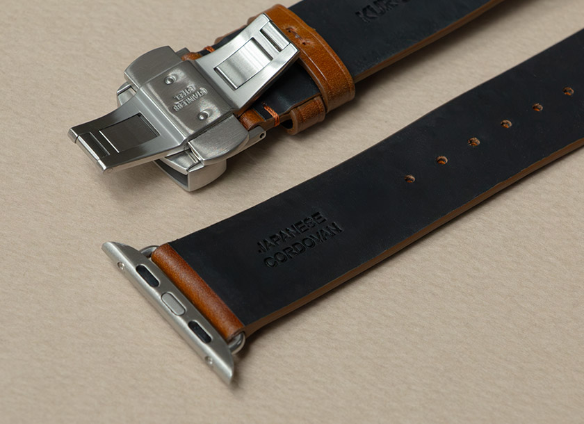 Prestige CORDOVANの裏側。肌に触れる面は縫い目のないラバー素材で、Dバックルが取り付けられている。