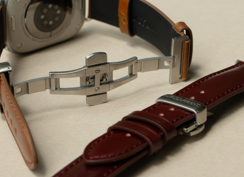 Prestige CORDOVANに標準装備されるDバックルの拡大画像。バーガンディのバンドに金属バックルが付いている。