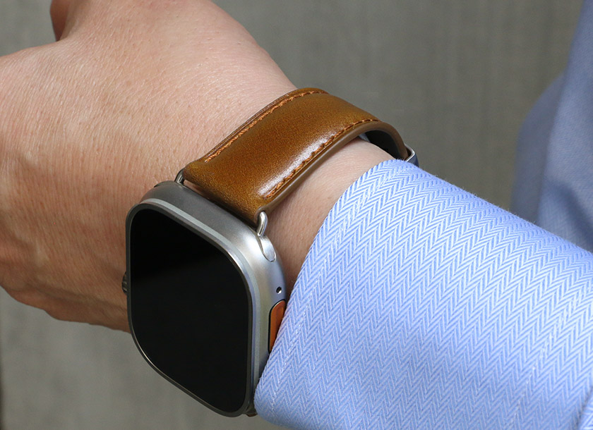 シャツの袖口からのぞくApple Watchに、ハニーブラウンのコードバンバンドを装着している着用イメージ。